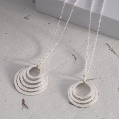 Gravierte Mutter Halskette