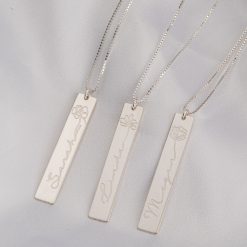 Eingravierte Namen Halskette mit Blumen