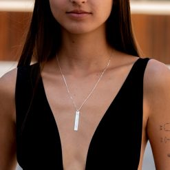 Eingravierte Namen Halskette mit Blumen